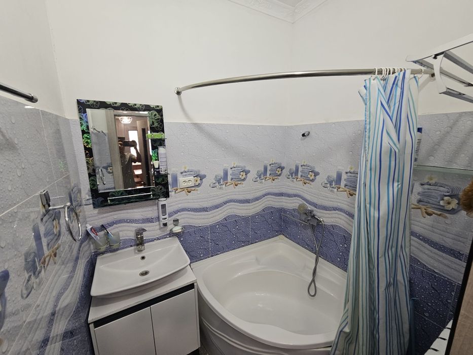 Ижарага 3 хоналик квартира 1-каватдан берилади. Янги Дом.
Барча жихозл