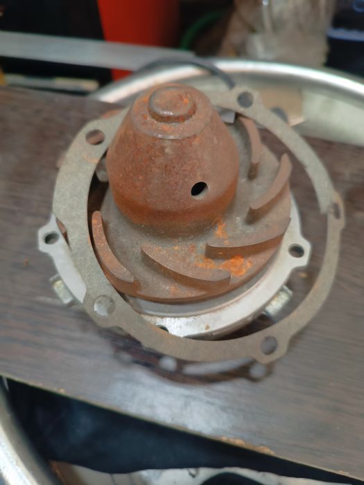 Продам на Мерседес помпа новая