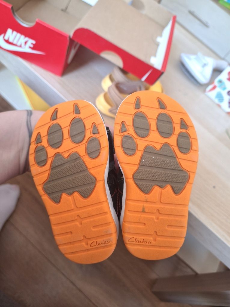 Детски кожени сандали Clarks с велкро