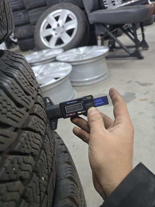 4 Броя Бусови Гуми 215/65/16C Semperit 2x9,5mm 2x9mm 22dot