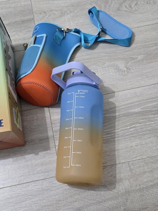 Sticlă de apă Inner Splash 2L cu pai gradat și husă – mov, albastru, p