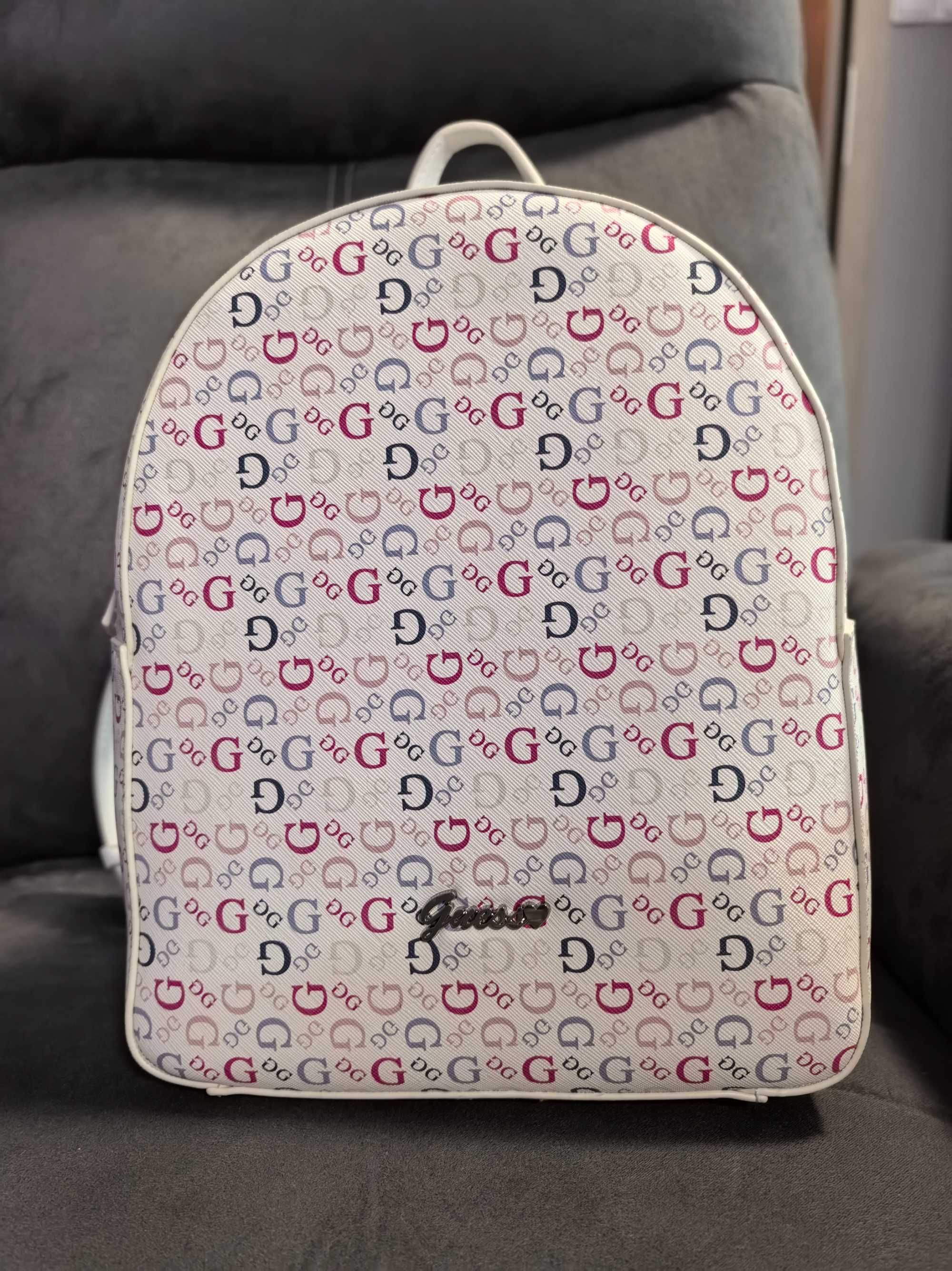 Чисто нова раница Guess