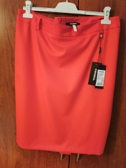 Червена дамска пола размер 52