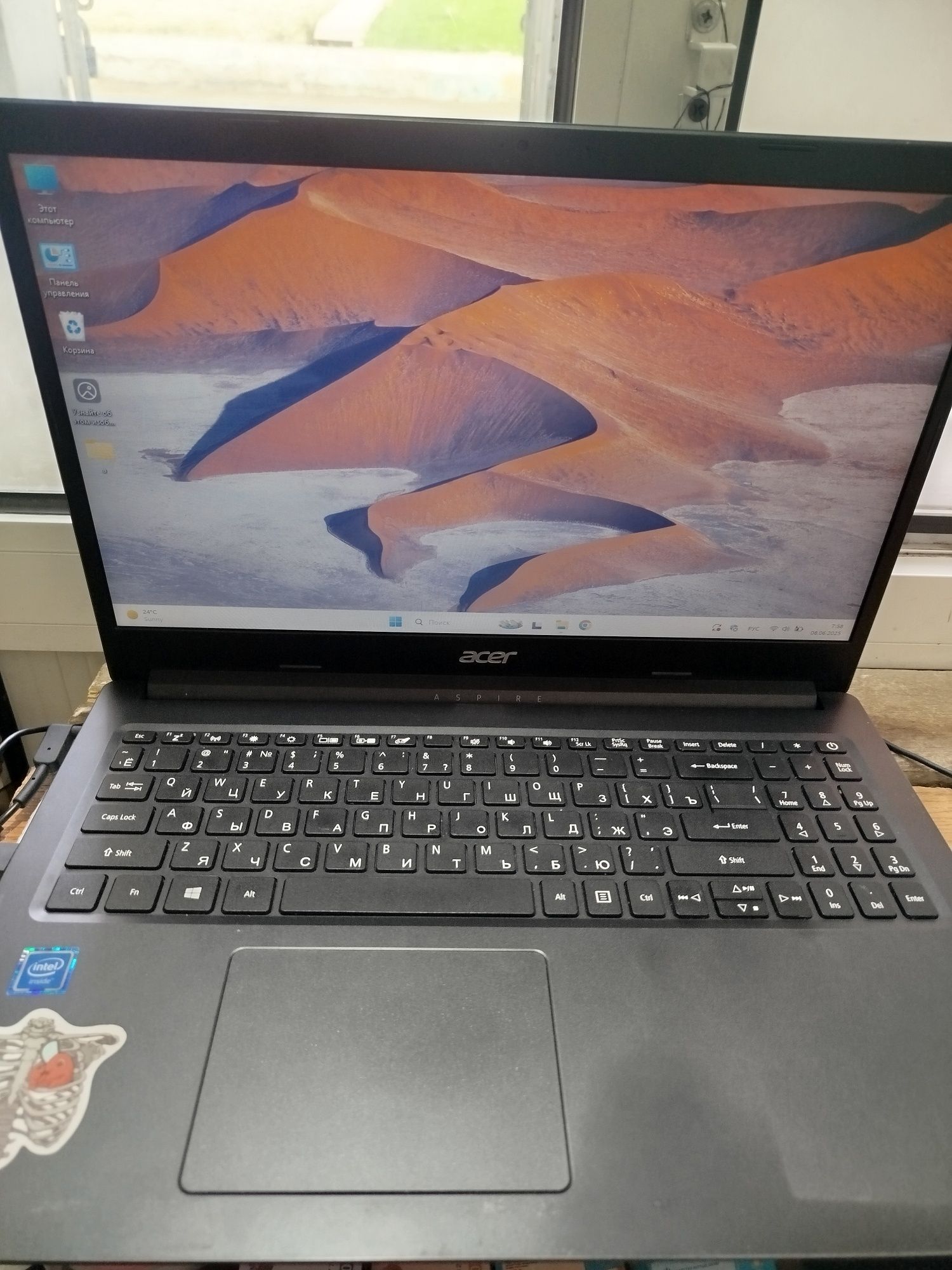 Ноутбук: Acer Aspire 3 
Диагональ: 15.6'' 
Тип матрицы: TN
Объем