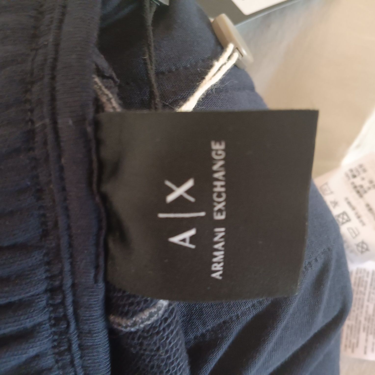 Овърсайз къс панталон Armani Exchange.