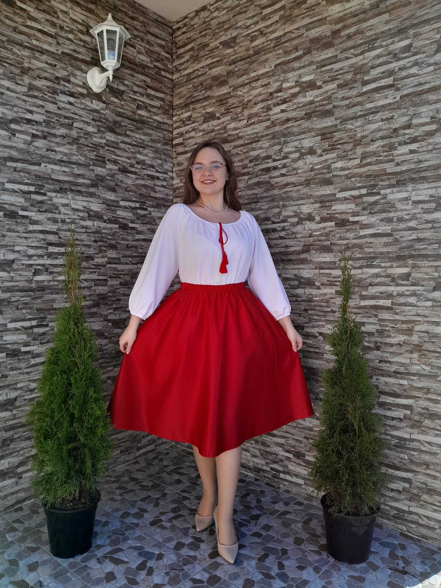 Compleu bluză albă și fustă cloș