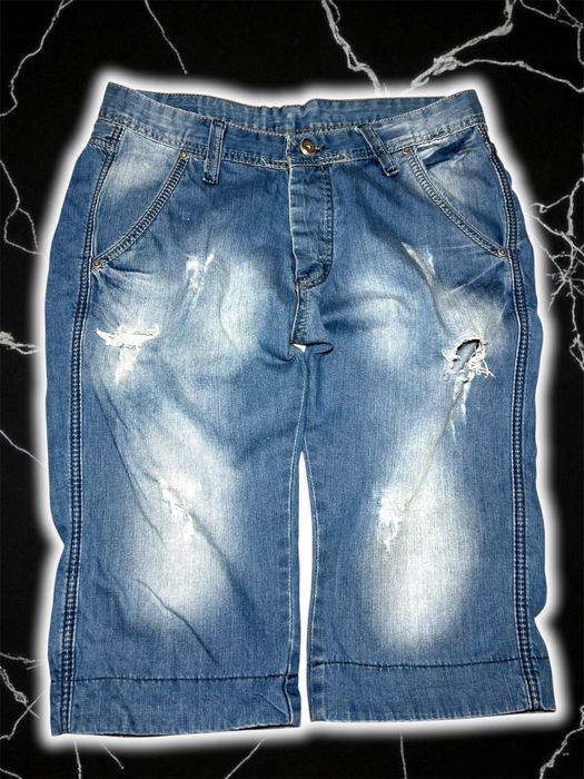 Blugi scurți distressed tip bermude, look casual streetwear