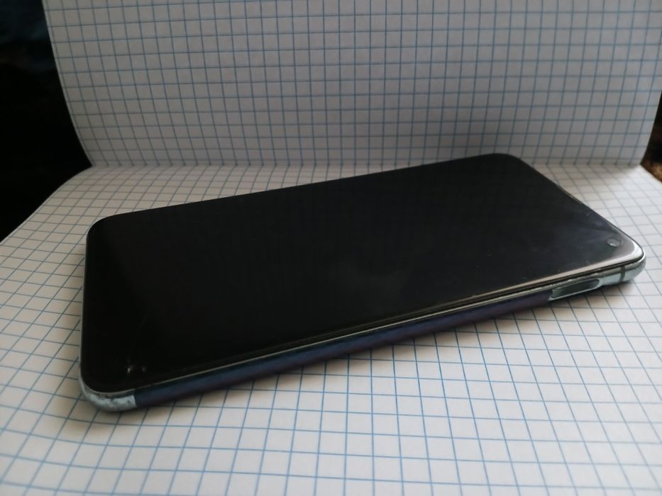 Samsung s10e продаам срочно