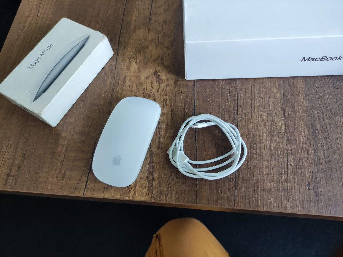 Apple MacBook Air i5 (2020) Retina 256GB 8GB RAM + Apple Magic Mouse 2