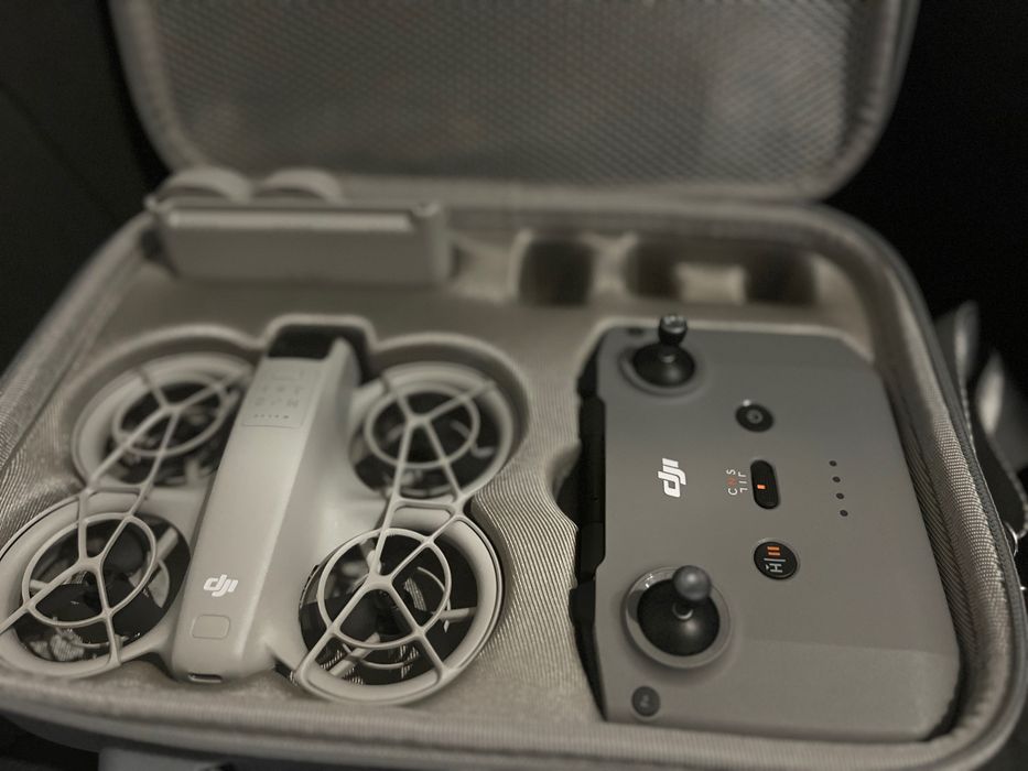 Дрон DJI NEO с чанта към него