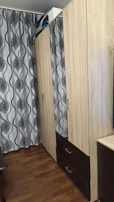 Dormitor pat 160x200, dulap haine si 2 comode