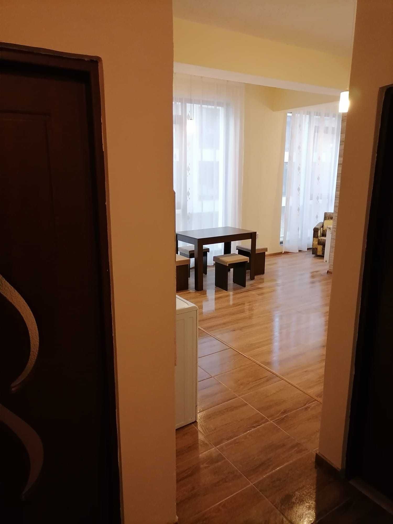 Închiriez apartament cu 3 camere