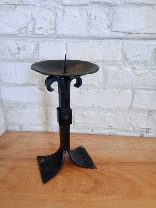 Стар свещник от ковано желязо