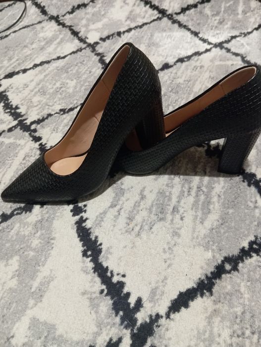 Нови черни обувки