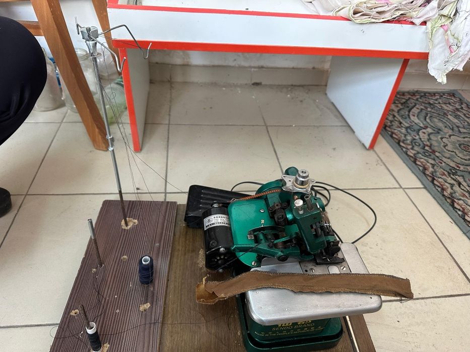 Оверлок в отличном состоянии.  Работали на нем не много. Все работает,