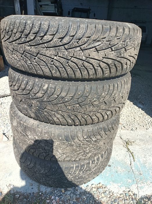 Продам шины фирмы maxxis комплект четыре колеса б/у шипами зима