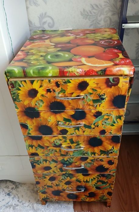 Продаётся кухонный стол СРОЧНО
Кухонный стол. 
В данном моме