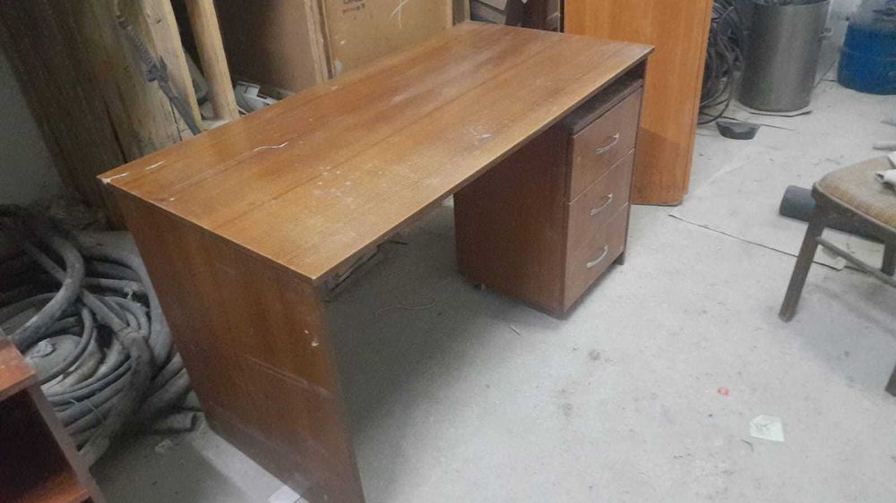 мебель офисная ,1 стол,шкаф