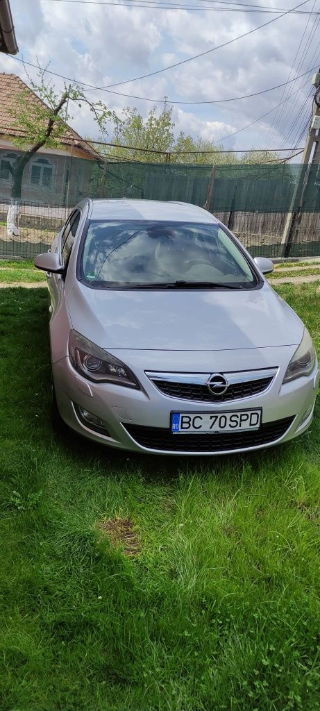 Opel Astra J, sport turier