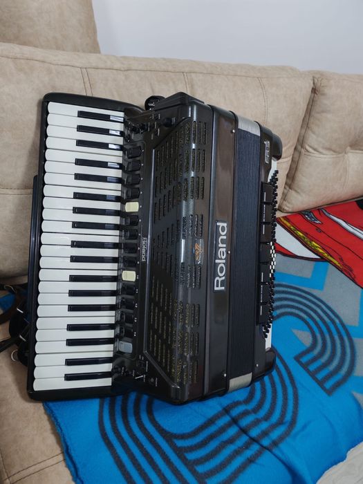 Se vinde Acordeon