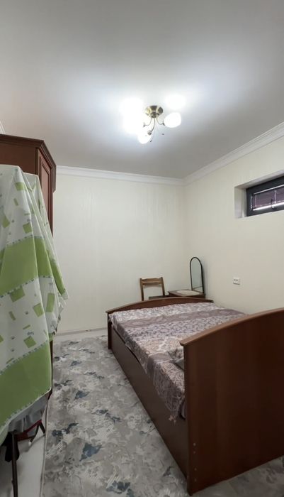 Ayroportdan 2 km uzoqlikda 2.2 sotixli yangi remontli 7 xonali xovli s