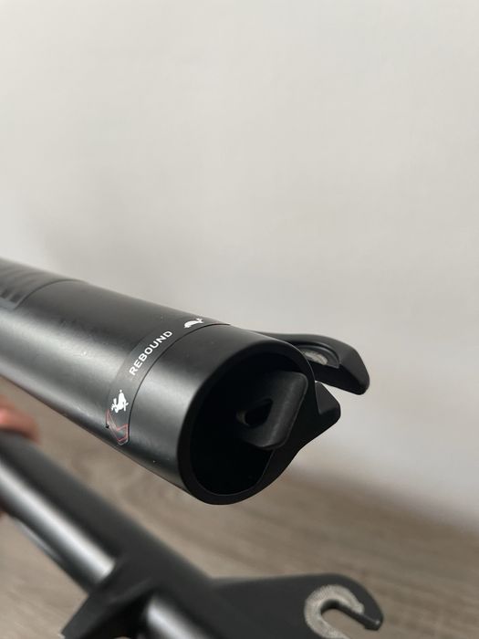 Furca Rockshox Judy Silver 29” | aer, blocare ghidon, gat drept 19,5cm