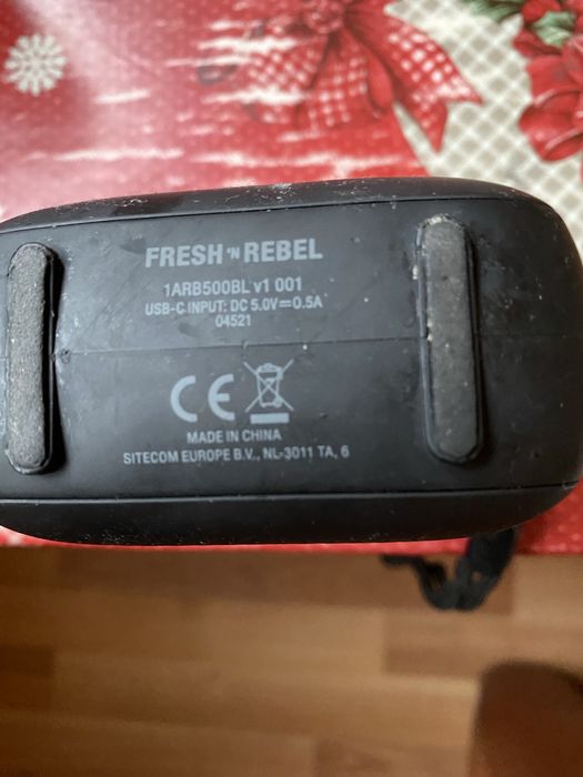 Boxă este foarte bună am și cablu la ea