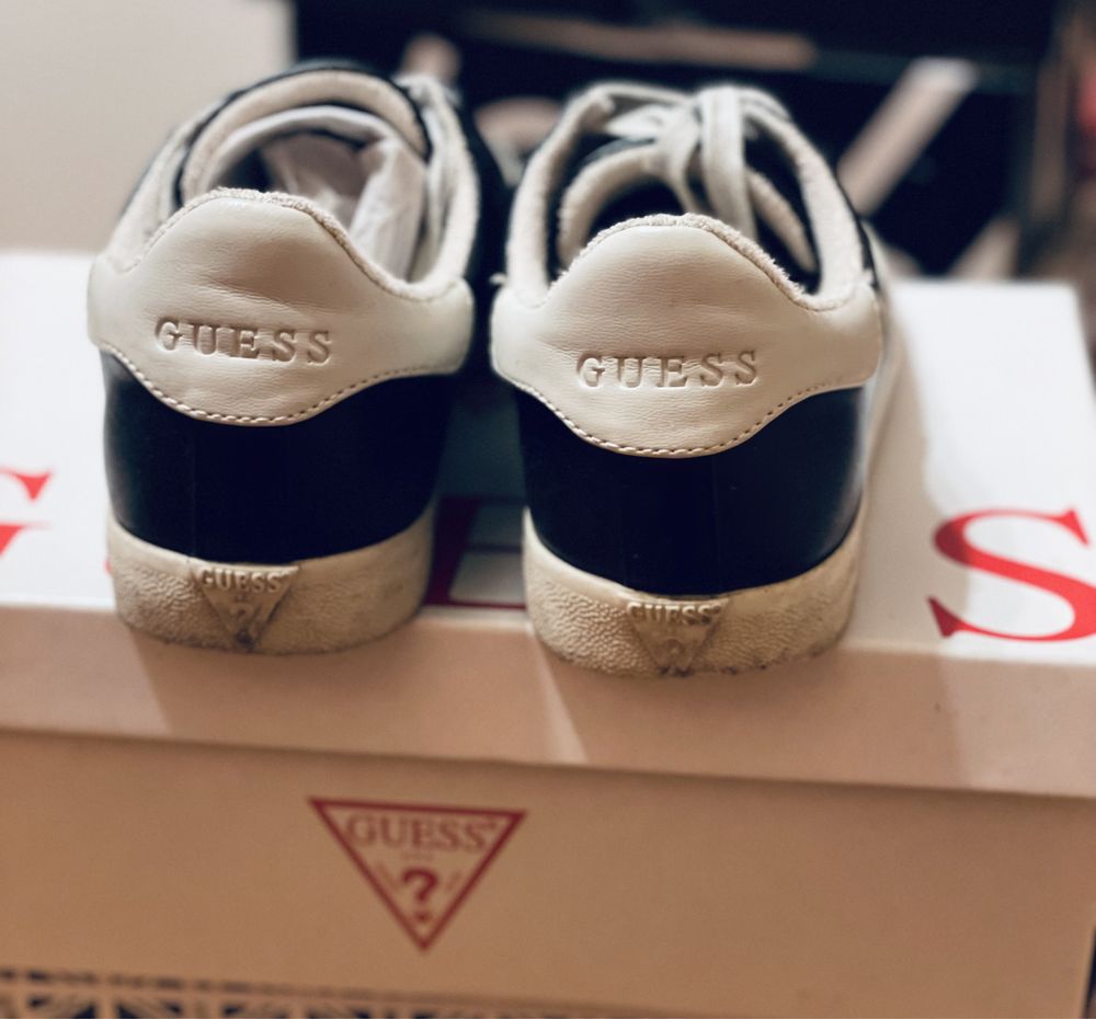 Обувки Guess