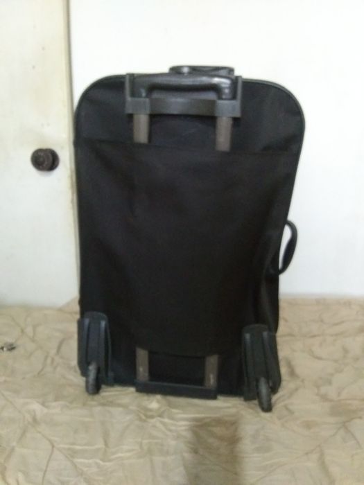 Большой чемодан с ручкой.