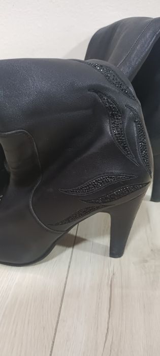 Кожаные женские сапоги