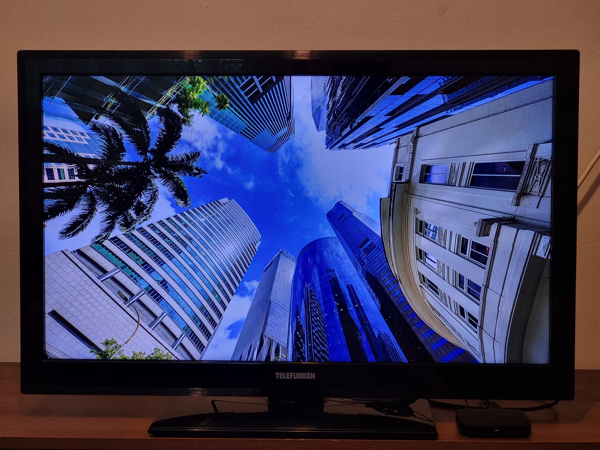 Телевизор Telefunken / 32" - FULLHD , Цифрова + Ефирна , Слот за карта