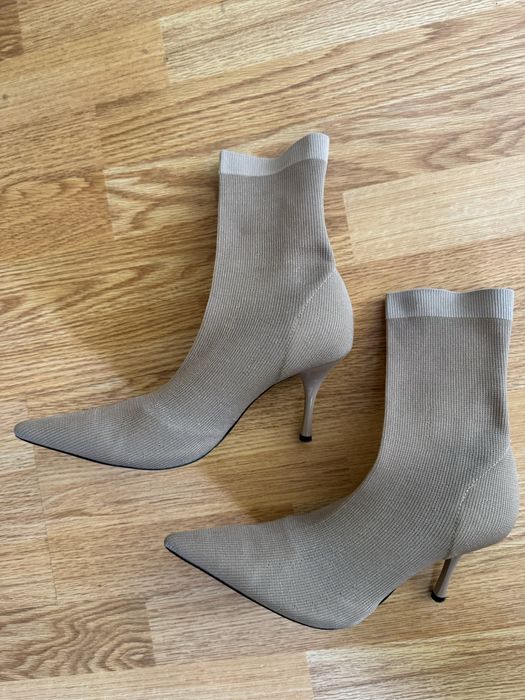 Дамски боти на марката “Zara”, цвят бежов, текстил, в размер 38.