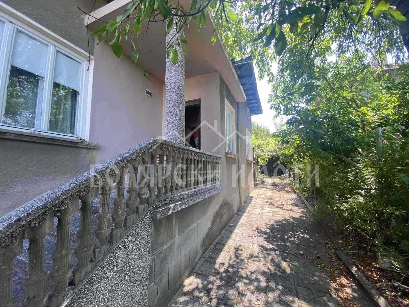 Самостоятелна къща с гараж в град Павликени