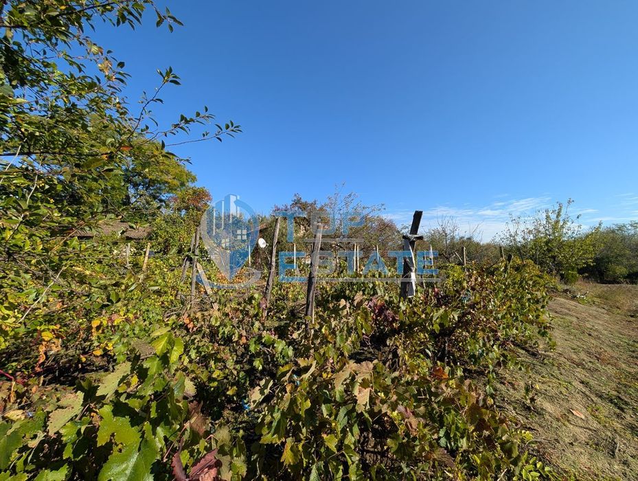 Двуетажна къща с голям двор и кладенец в село Сломер