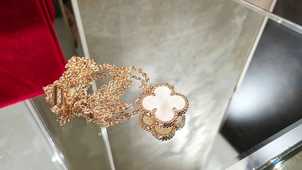 Van Cleef & Arpels VCA Rose Mother Pearl Alhambra 1 Motif Дамско Колие