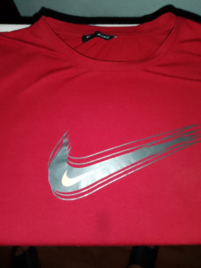 Vând tricou nike