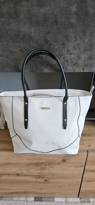 Оригинална чанта на Guess