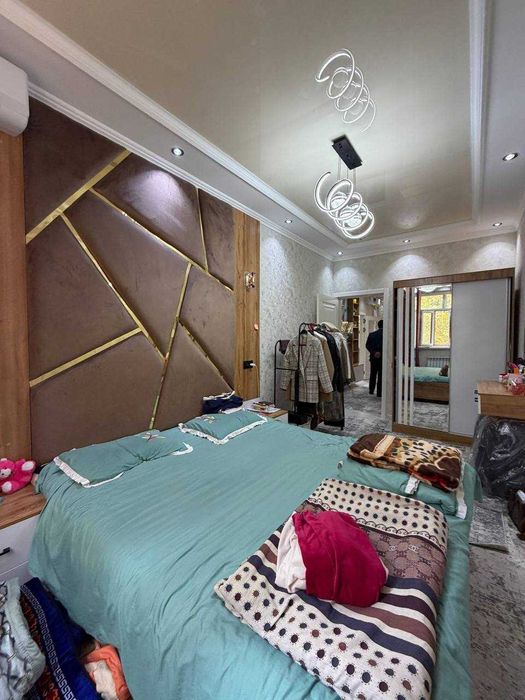 Чилонзор районда Ц-кварталда 2*3/3/5 уй сотилади.