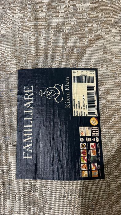 Чистый, без пятен и повреждений, не выгорел