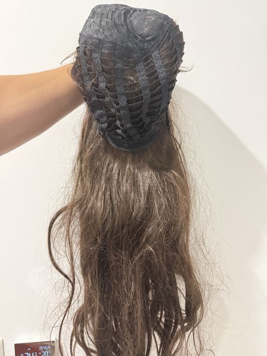 Vand Doua Peruci Din Par Natural Negra Si Saten