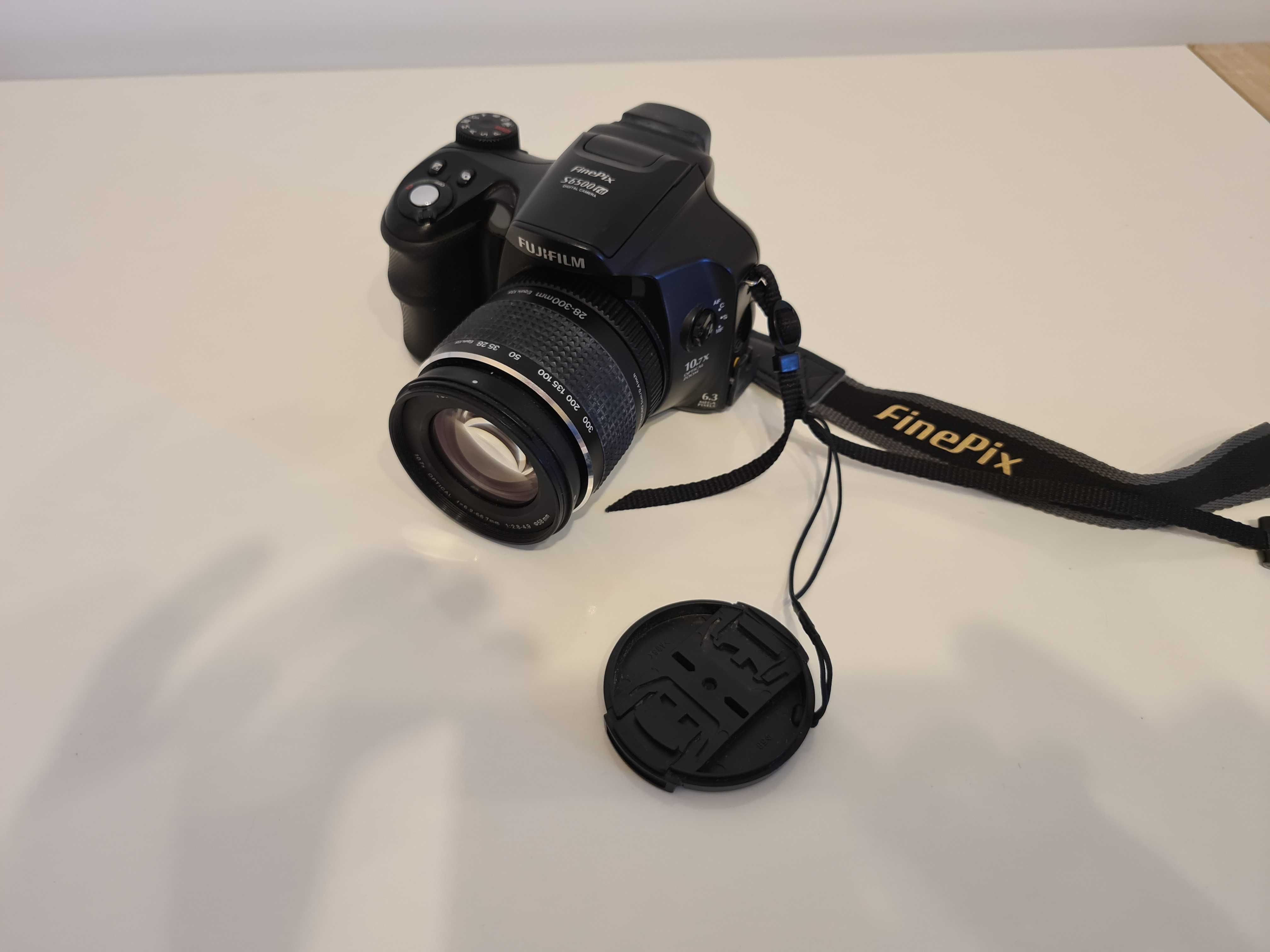 Aparat foto Fujifilm FinePix S6500FD + husa + 2 carduri de memorie