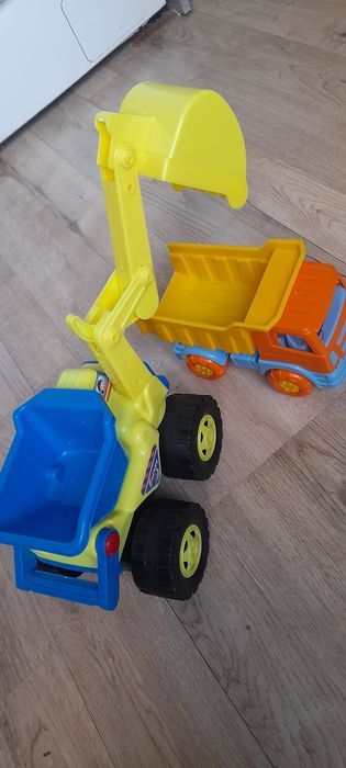 Игрушки-машинки: Экскаватор и самосвал
