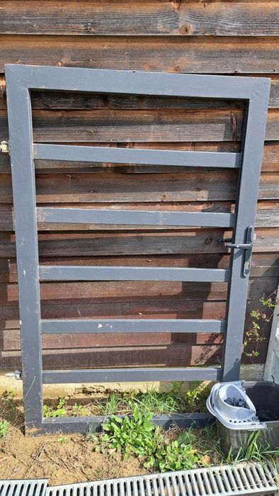 Poarta din fier cu gratii