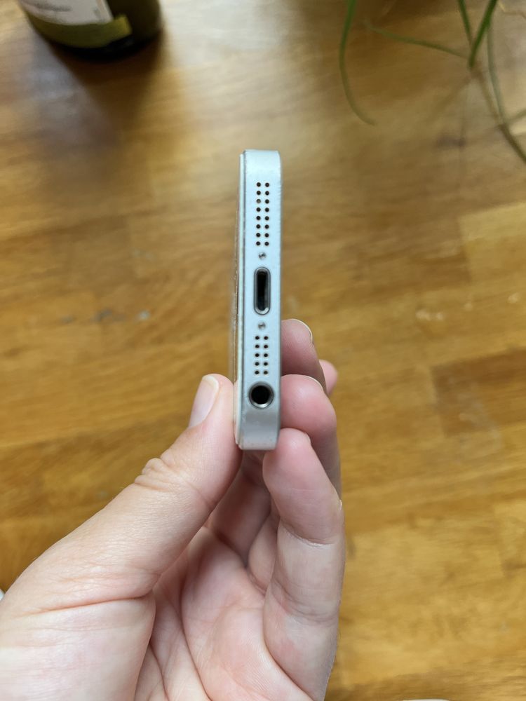 Iphone SE 64 GB сребрист