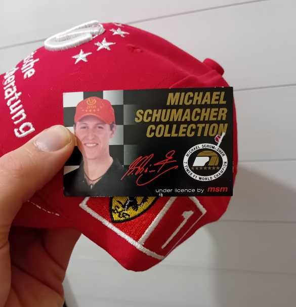 Оригинална шапка на Михаел Шумахер с автограф