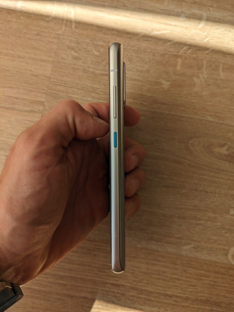 Asus Zenfone 8 (компактен телефон)