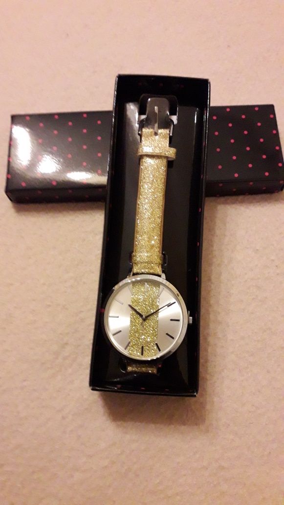Дамски часовник със златна верижка