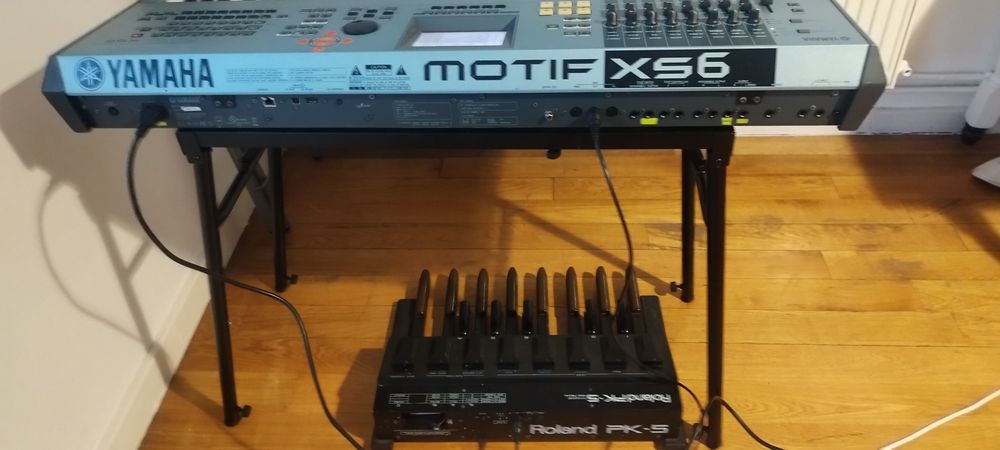 Vând sau schimb clapa yamaha motif xs 6