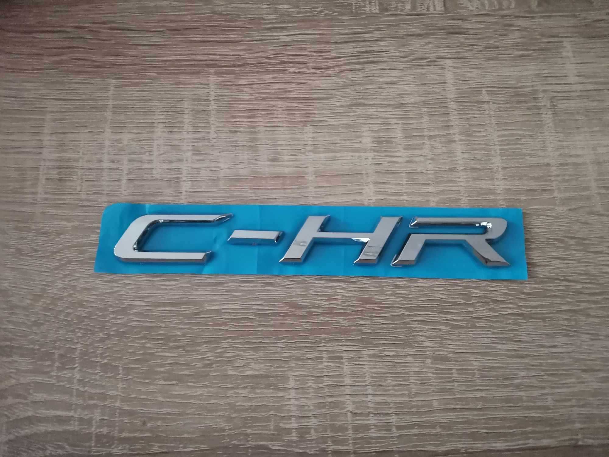 сребрист надпис емблема Toyota C-HR