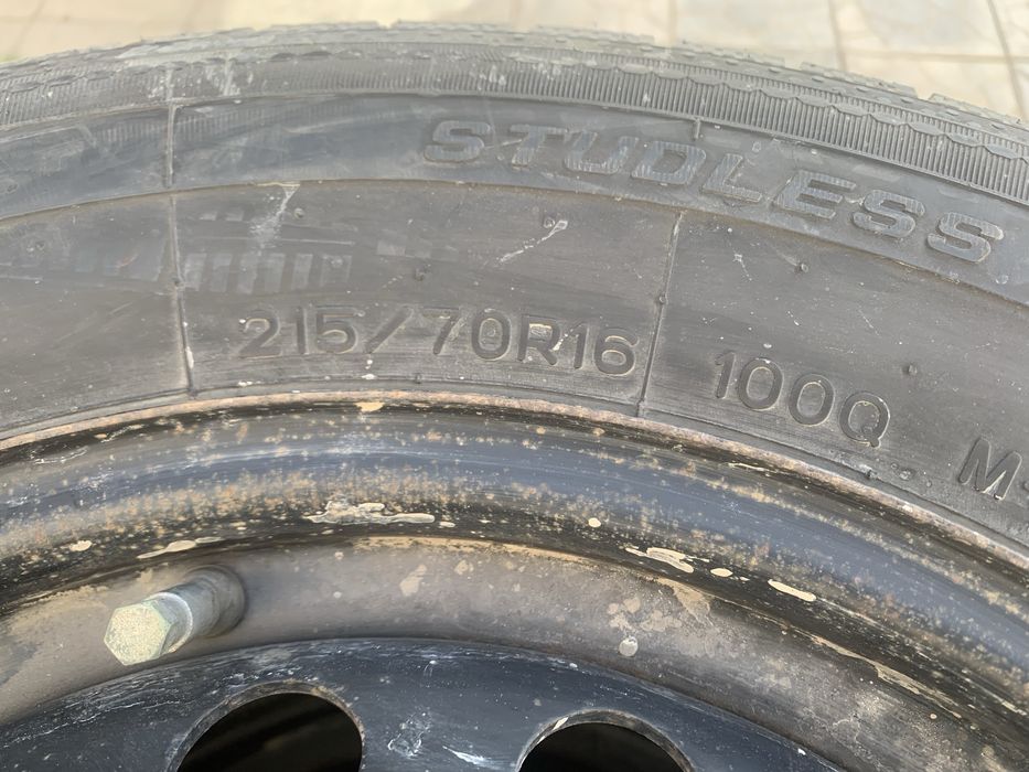 Продам комплект зимних шин 215/70/16 на дисках от Рав 4